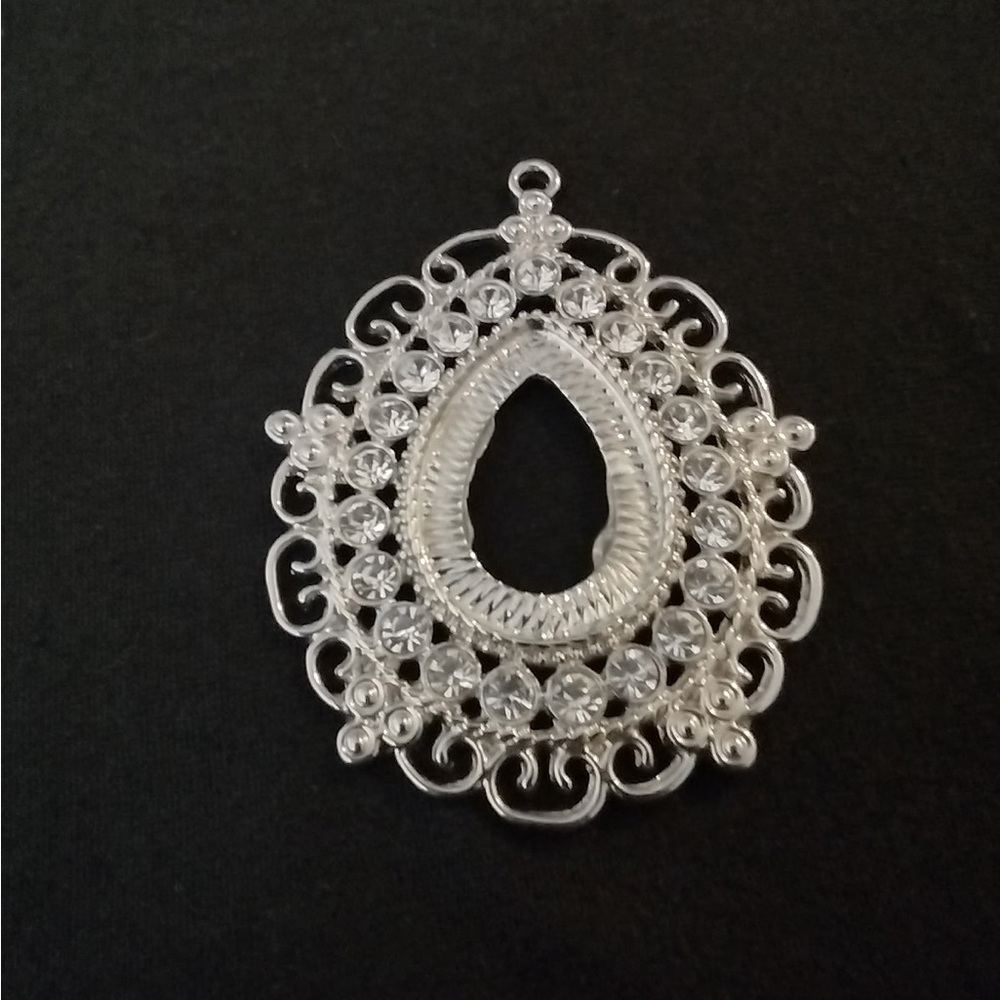 Beautiful Silvertone Pendant - Picture 2 of 6